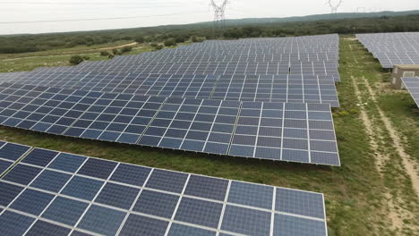 Reihen-Von-Photovoltaikmodulen-In-Einem-Solarpark,-Die-Strom-Erzeugen.-Frankreich